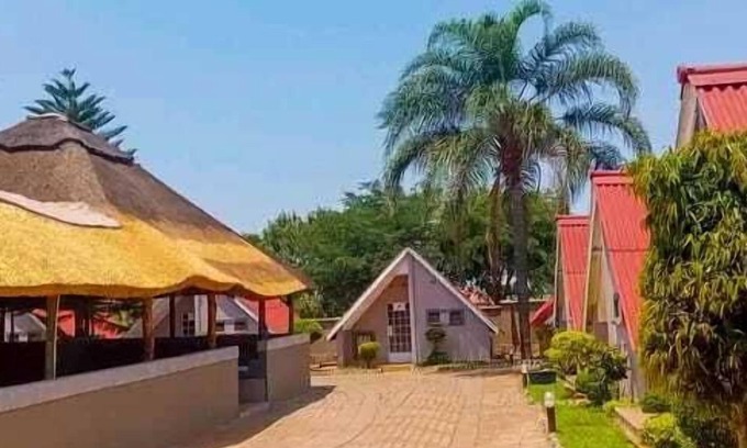 Livingstone Cabin | Sunset Junction Lodge & Tours