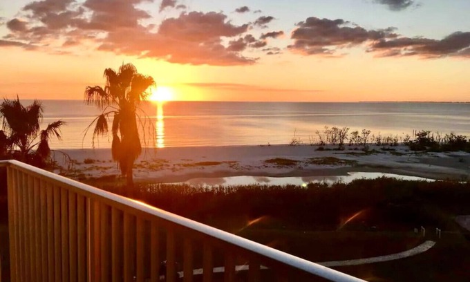 South Island Apartment | Sunset & Ocean Front Views-FM-Beach(Pool is Open)