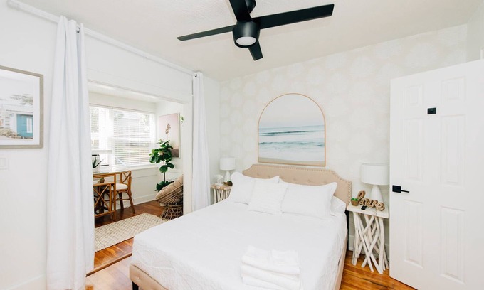 Historic Uptown Apartment | Sunshine and palms tropical retreat in Saint Petersburg