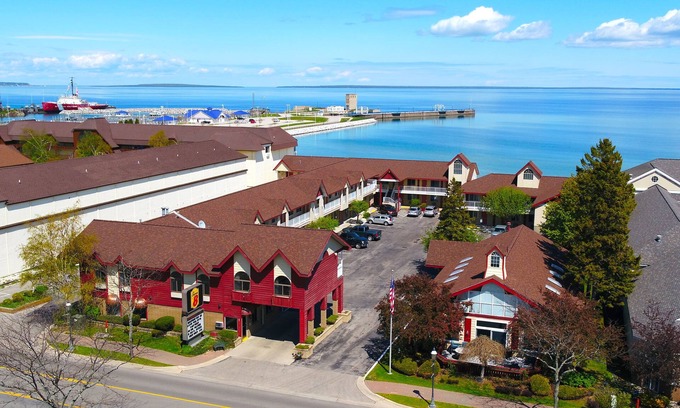 Mackinaw City Hotel | Super 8 by Wyndham Mackinaw City/Beachfront Area
