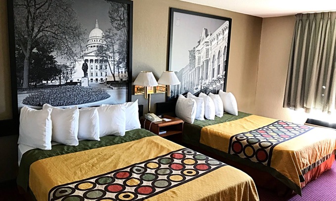 Madison Hotel | Super 8 by Wyndham Madison East