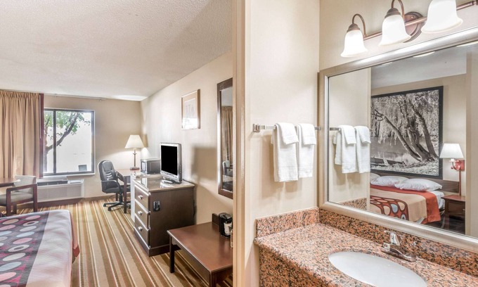 Salina Hotel | Super 8 by Wyndham Salina I-70