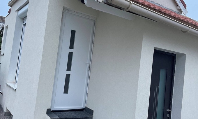 Plateau — Pyramide Bed & Breakfast | Super cottage 10 minutes from Orly airport and 20 minutes from Paris, well equipped.