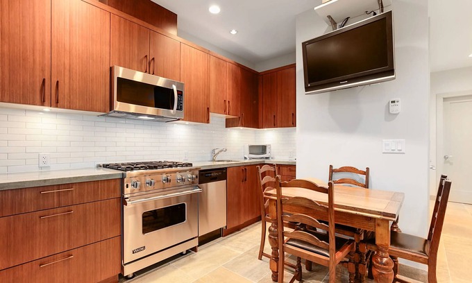 West Point Grey Apartment | Super cute 2 bedroom suite in Point Grey