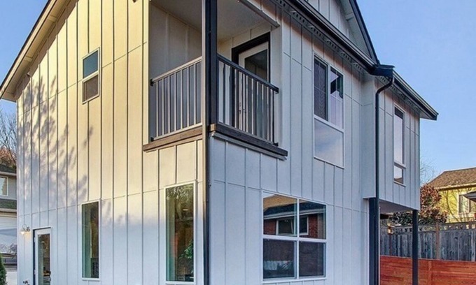 Southeast Magnolia House | Superb 2-bedroom house with AC, private yard & off street parking in Seattle
