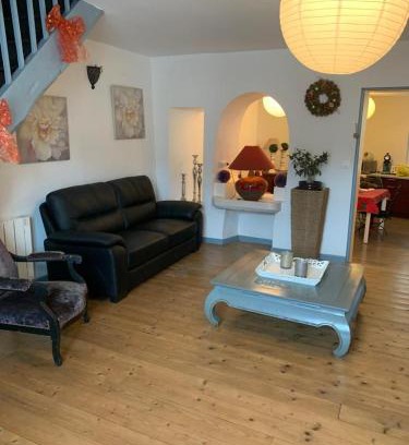 Saint-Cere Apartment | SUPERBE TRIPLEX MEUBLÉ TOUT CONFORT HYPER CENTRE ST CÉRÉ 3 CHAMBRES WIFI 120 M2 8 pers max
