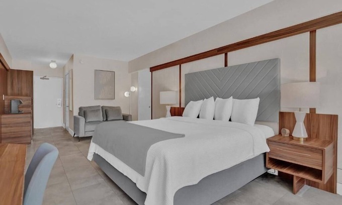 Galt Mile Hotel | Superior King Unit in The Garden Hotel | Walk to Lauderdale-by-the-Sea Beach