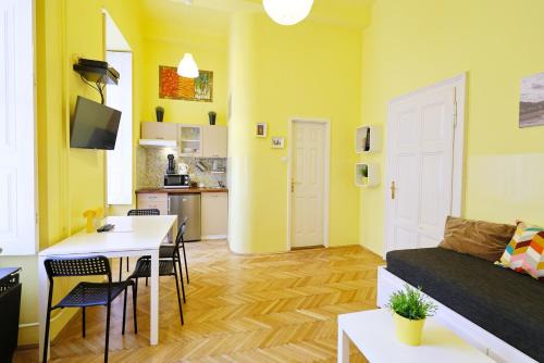 Inner City Budapest Apartment | Supreme Astoria Semmelweis