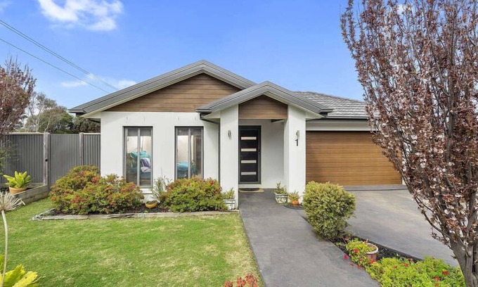 Sunderland Bay House | Surf Beachhouse is close to a fabulous surf beach