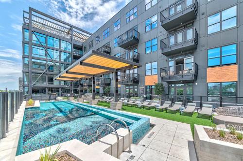 Deep Ellum Apartment | Surf Richard's Flat - The Black Collection