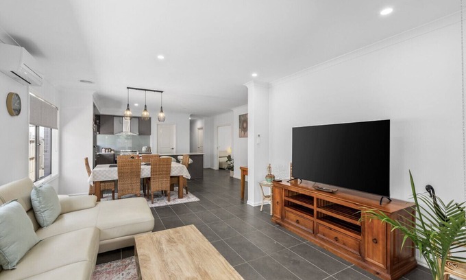 Armstrong Creek House | Surfcoast Getaway- Pet friendly, Sleeping 8, Golf, Beaches, Town