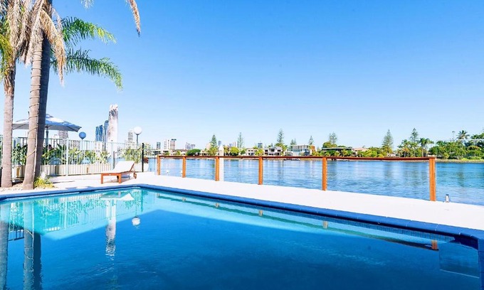 Surfers Paradise Villa | Surfers Paradise Unique 7-Bedrooms Waterfront Holiday Home