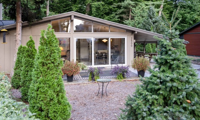 Holland Cottage | Sweet 3 bedroom Cottage Near Lake Michigan Beach!