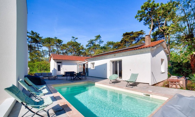 La Faute-sur-Mer Ski Chalet | Swimming pool & access to a natural reserve