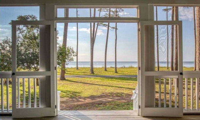 Melrose on the Beach House | Sycamore Cottage - Ocean View Retreat