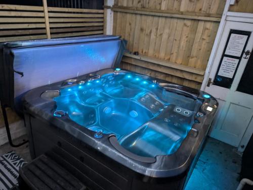 Llandysul Apartment | Synod Farm Cottage, 5 Person Hot Tub, Pets Welcome