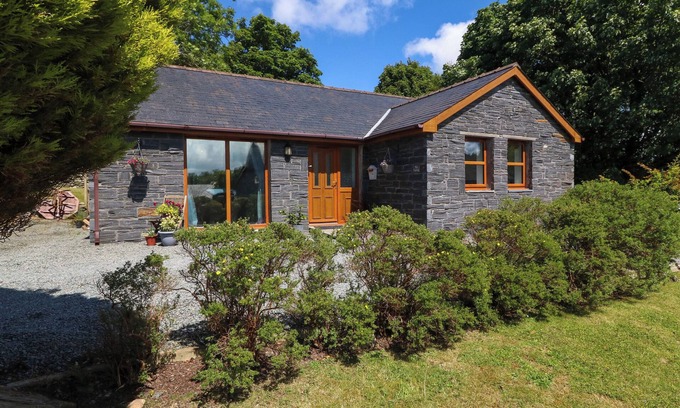 Llanddaniel Fab Cottage | Tŷ Gareg