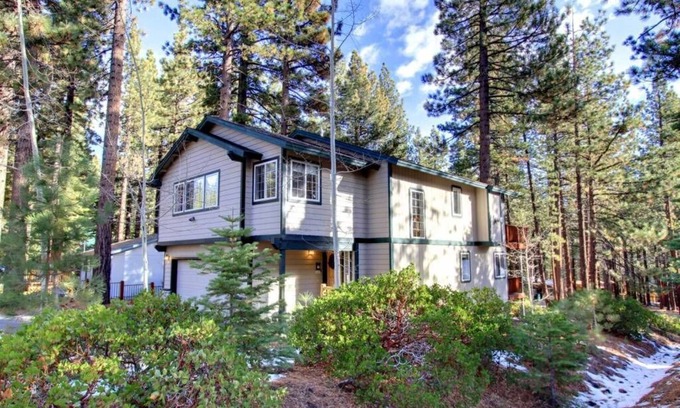 Pioneer Trail House | Tahoe Themed 3 Bedroom (plus bonus) Tahoe Paradise Home