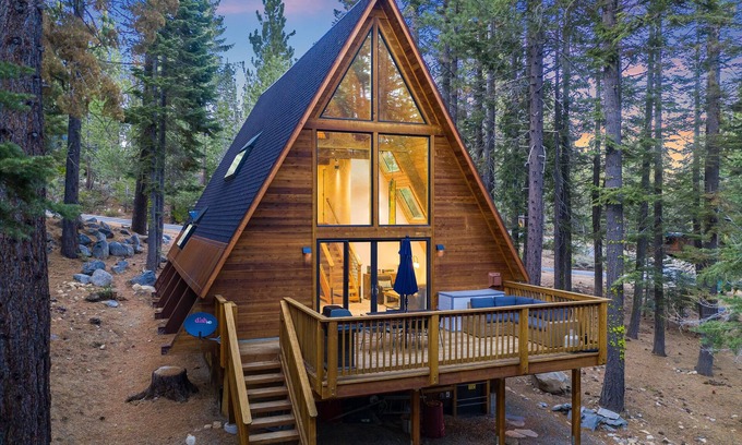 Tahoma Cabin | Tamarack by AvantStay | Remodeled Chamberlands! Full Beach/Pool Access!