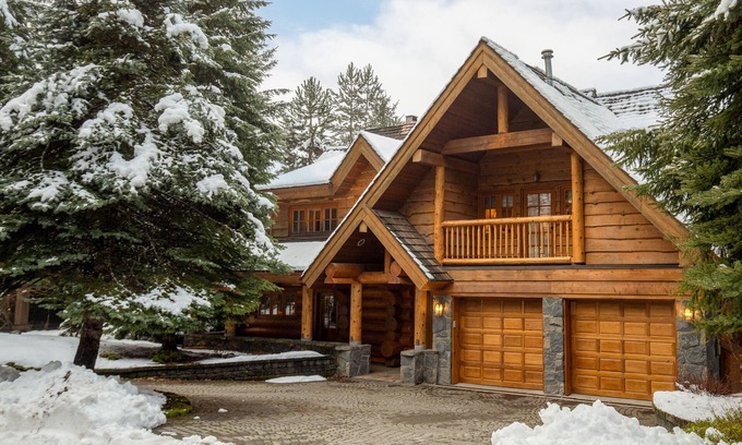 Blackcomb Ski Chalet | ❄︎Tantalus Chalet❄︎ 5 BR Chalet with Hot Tub Ski-In Blackcomb Mtn