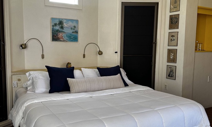 Long Beach Estates Bed & Breakfast | Tarpon deluxe room