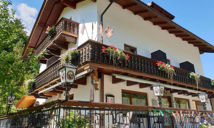 Mortschach House | Tattoo PENSION mit Restaurant und Tattoo-Studio