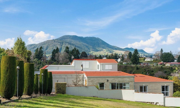 Taupo House | Tauhara Views - Lake Taupo Holiday Home