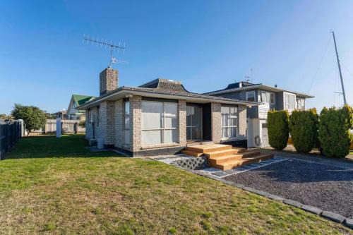 Two Mile Bay House | Taupo Escape! - 7 Min Walk to the Lake and Sail Club