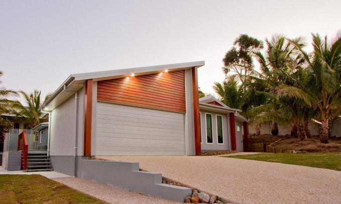 Agnes Water House | TEMOANA in Agnes Water - house in town with swimming pool