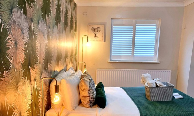 Bournemouth House | The Ashleigh - Dog Friendly