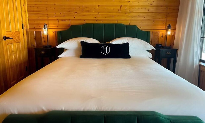 Albany Cabin | The Bass Hall Casita on Hubbard Shores