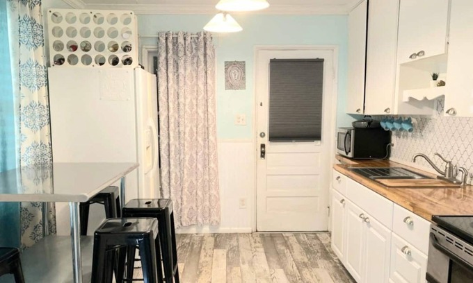 Flagler Village House | The Beach Cottage in the middle of downtown