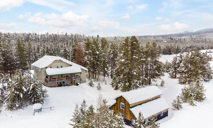 Island Park Cabin | The Bear Den Bundle-12Br-10Ba-Sleeps 42-BBQ-FirePit-Hot tub-20m 2 YNP-Extra Parking-Mountainviews