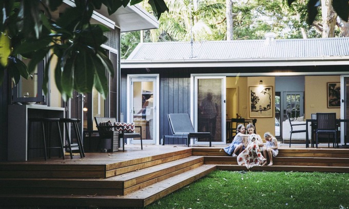 Patonga House | The Black Pearl | 2br Modern Beach House | 200 mtrs Level Walk to the Beach