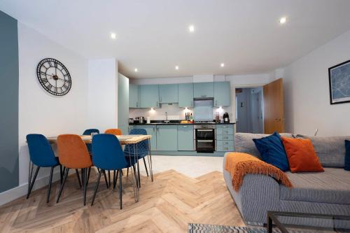 Canterbury House | The Chaucer - Modern 3 Bed Home with parking close to city centre