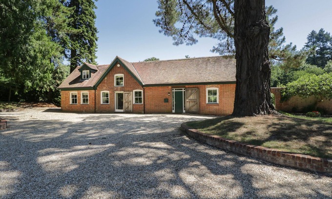 New Forest District Cottage | THE COACH HOUSE, family friendly, with open fire in Fordingbridge