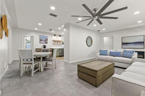Seminole House | The Coastal Retreat Modern 3BR Home with Beachy Charm
