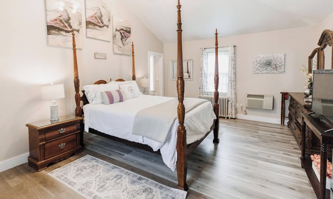 Middletown Cottage | The Cottage- Private Room