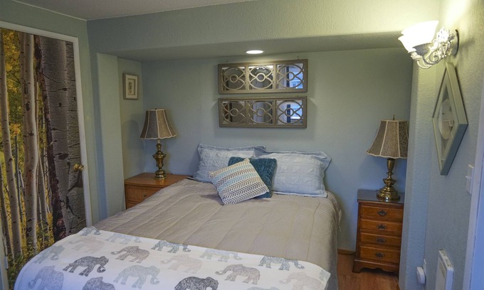 Astoria Condo | The Cove - 2bd 2ba Pet-Friendly Condo