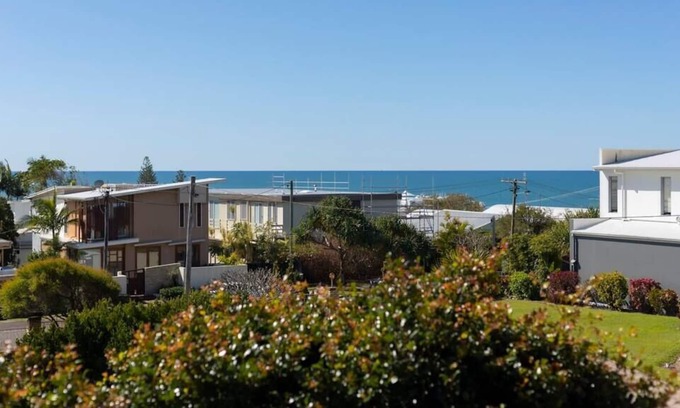 Alexandra Headland House | The Cubby Alex Headlands - only 500m to Beach!