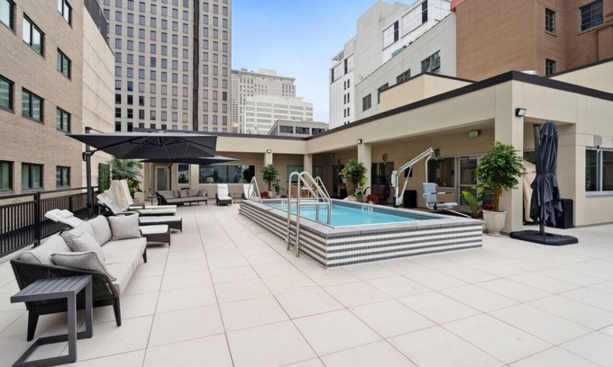 Central Business District Hotel | The Eleanor: Unit 709