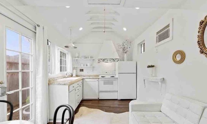 Vancouver Cottage | The Enchanted Cottage, Super Cute Tiny House in a Private Peaceful Neighborhood