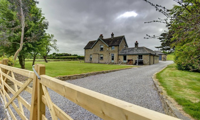Richmond House | THE FARM HOUSE, pet friendly, luxury holiday cottage in Barton