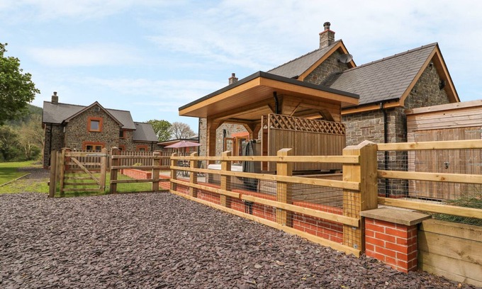Glandyfi Cottage | The Farmhouse