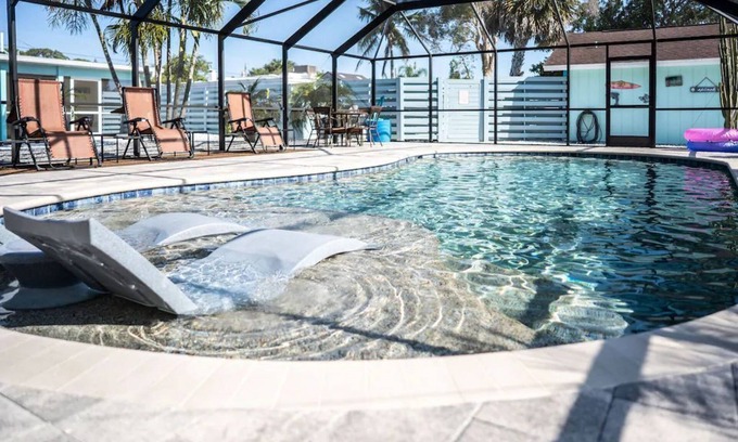 Laurel House | The Flamingo