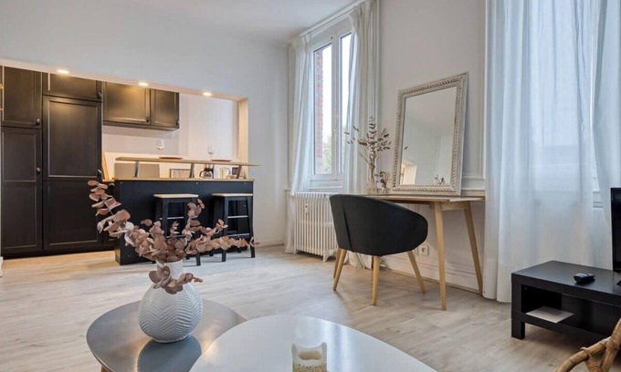 Coteaux Ouest Apartment | The Flaubert: accommodation with parking in the heart of the city center