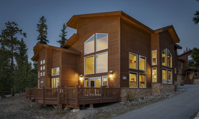 Woodmoor House | The Fox Den | Spectacular Views & Private Hot Tub with Shuttle Access to Town!