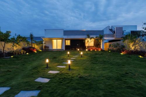 Hosur Apartment | The Garden Retreat by StayJadePool2BHKLawn