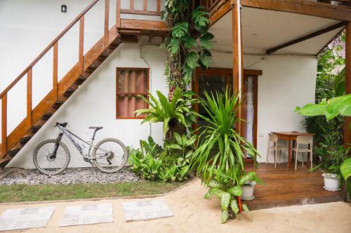Catangnan Apartment | The Garden Room - Comfy apartment with workspace