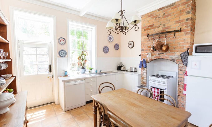Kyneton Cottage | The Garden Tap House on Historic Piper Street Kyneton